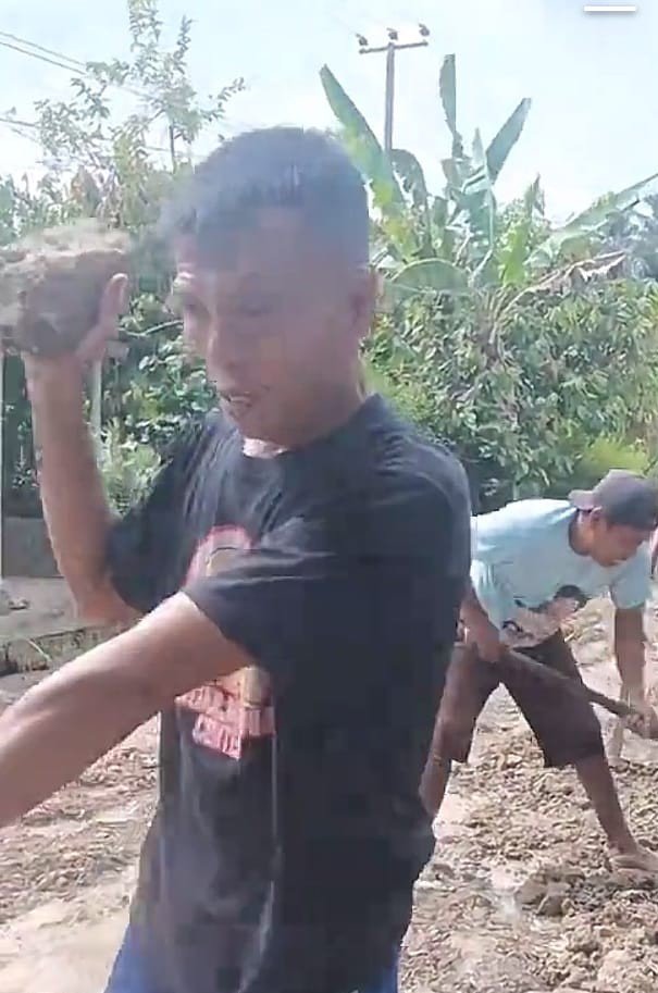 Warga Kuta Dalom dan Padang Rincang Timbun Jalan Rusak sebagai Bentuk Protes