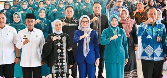 Hj. Nanda Indira B., S.E., M.M. Kukuhkan TP PKK, Dekranasda, Perwosi, Posyandu, dan Bunda Literasi: Perempuan Pesawaran Harus Jadi Penggerak Perubahan