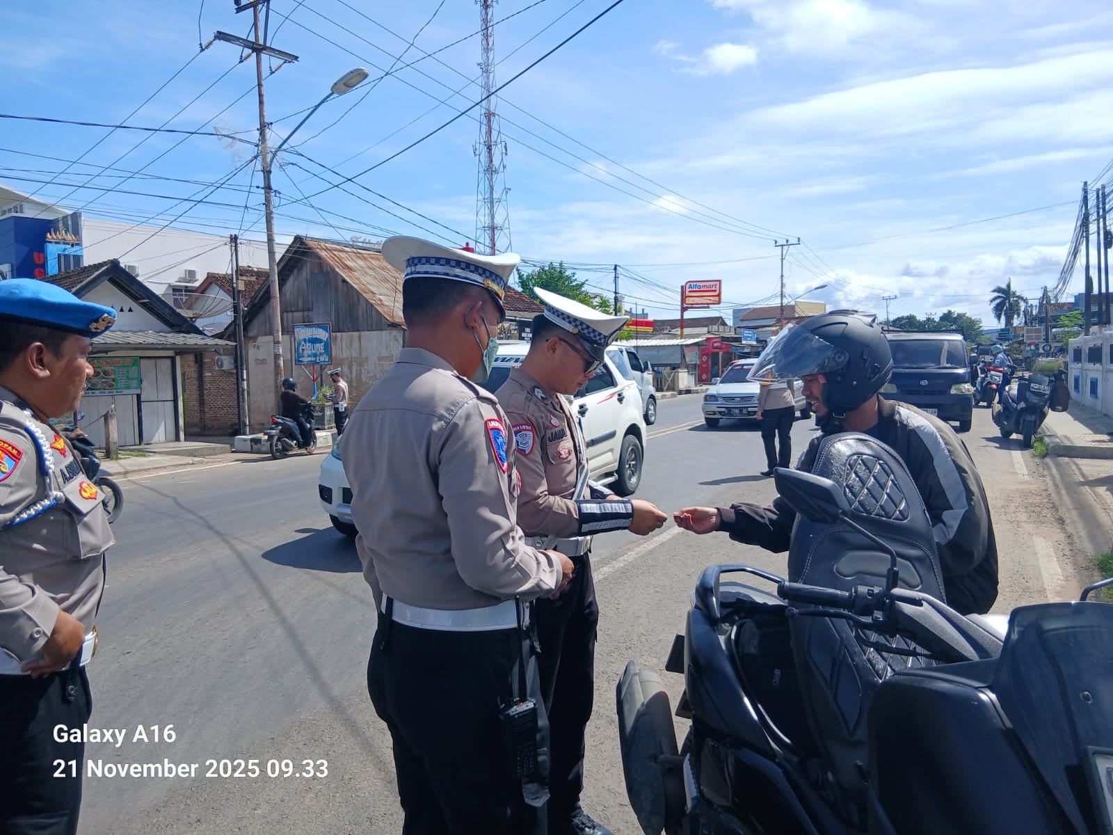 *Kasat Lantas Iptu Olivia Pimpin Razia Kendaraan di Depan Pos Lantas Polres Pesawaran*