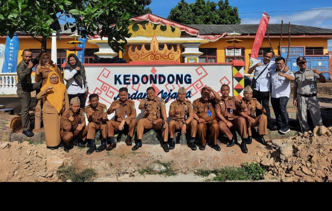 *Camat Kedondong Irwan Rosa, S.H. Bangun Tugu Megah di Depan Kantor Kecamatan Menggunakan Anggaran Pribadi*