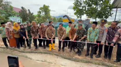 *Camat Kedondong Irwan Rosa, S.H. Bangun Tugu Megah dengan Anggaran Pribadi dan Apresiasi Para Dermawan atas Pembangunan Taman Mini yang Diresmikan Wakil Bupati*