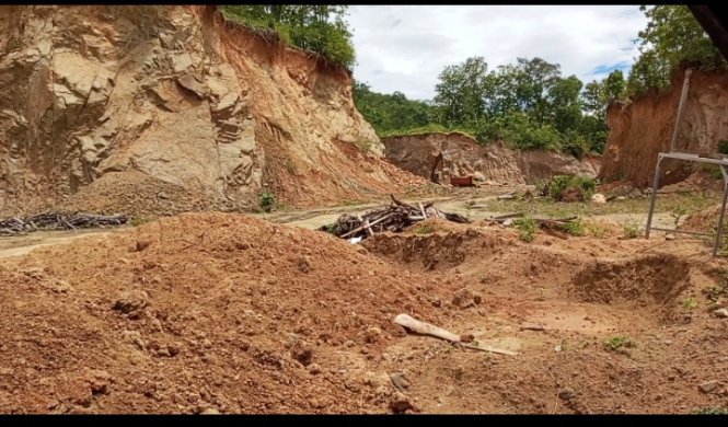*Diduga Langgar UU Minerba dan Lingkungan, Tambang Galian C Ilegal Picu Longsor dan Rusak Jalan di Pekon Wates Selatan*
