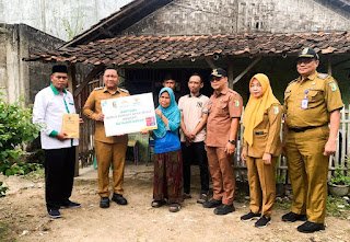 *Kolaborasi Pemkab dan Baznas, Wabup Pesawaran Serahkan Bantuan Bedah Rumah untuk Warga Desa Bagelen*