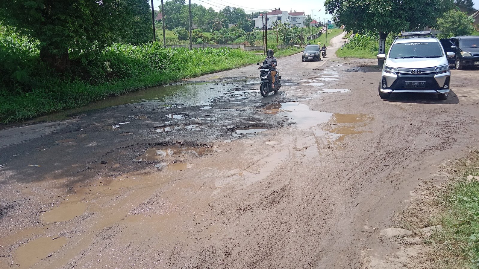 *Jalan Depan Kantor Pemda Pesawaran Bak Kubangan Kerbau, Hingga Kini Belum Ada Pembenahan*
