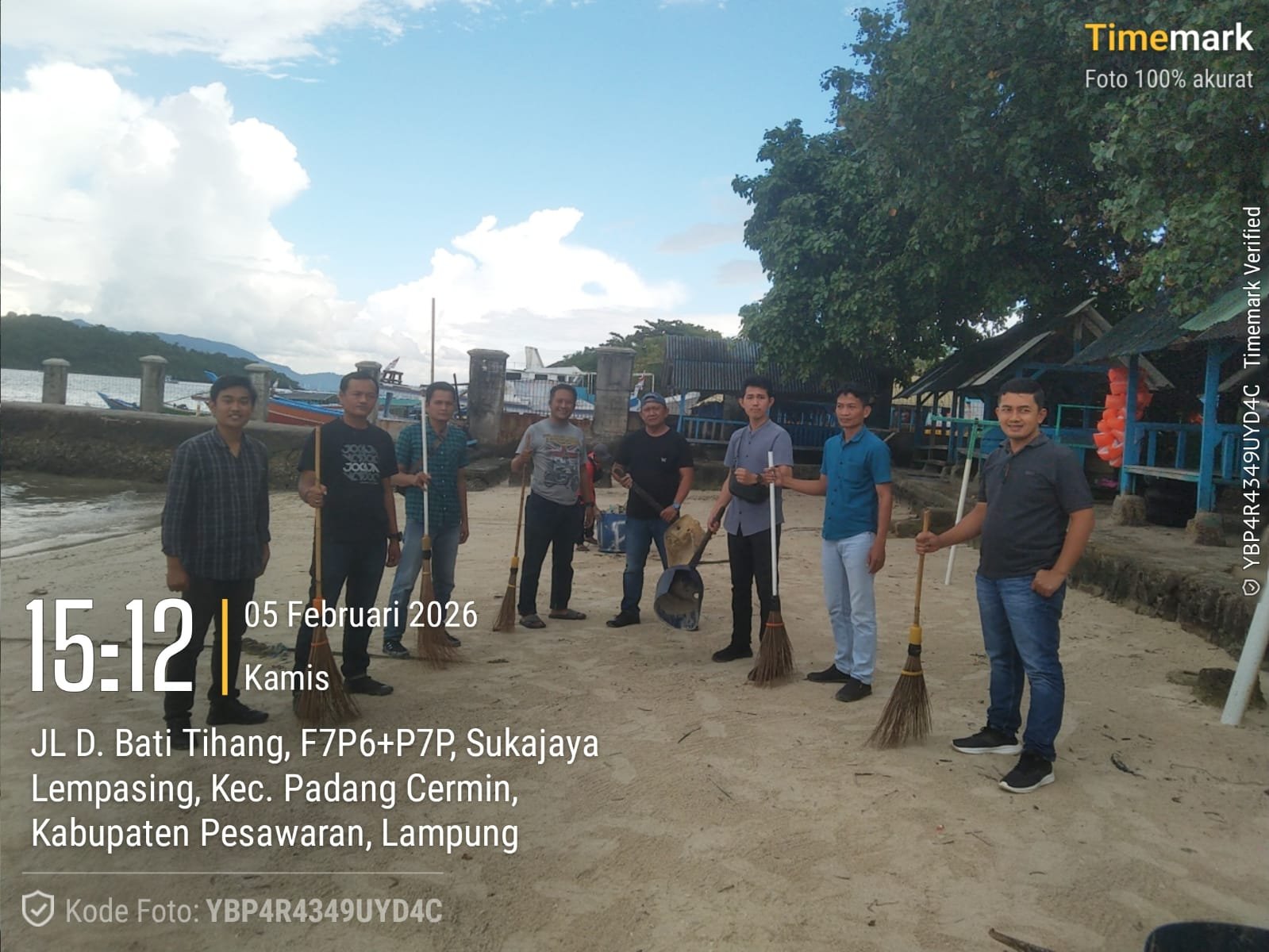 Jaga Kebersihan Destinasi Wisata, Personel Sat Intelkam Polres Pesawaran Laksanakan Kurve di Pantai Putra Mutun