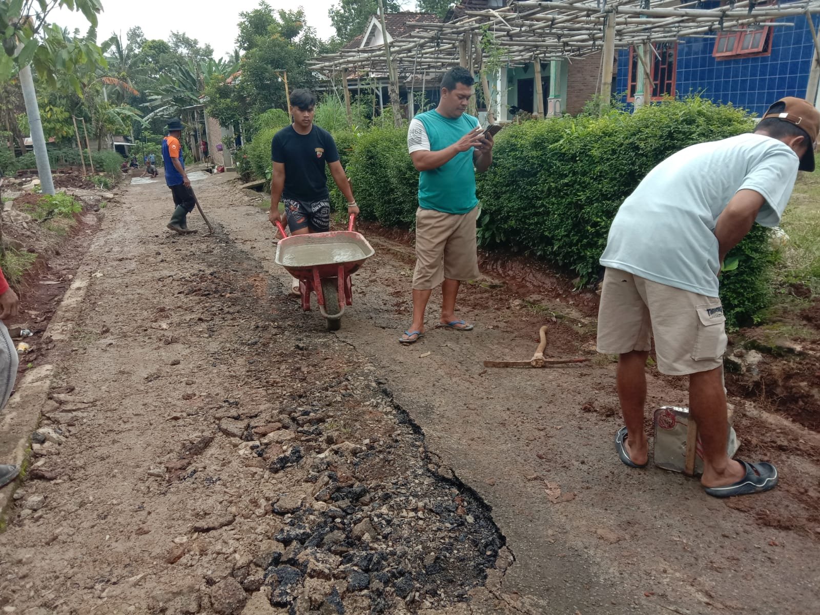 Warga Dusun Taman Rejo Gotong Royong Perbaiki Jalan Secara Swadaya