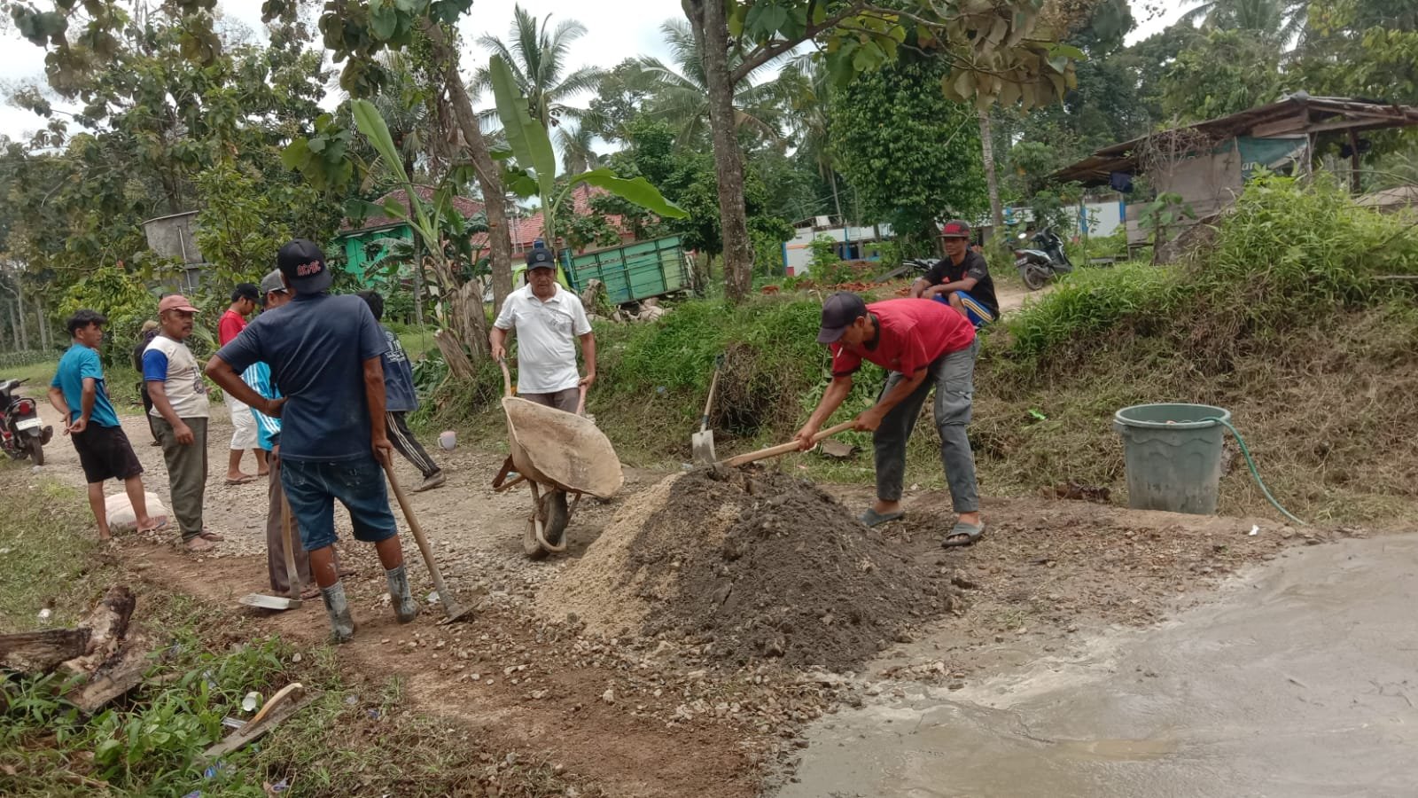 Jelang Ramadhan, Warga dua Desa Gotong Royong Perbaiki Jalan dan Pasang Lampu