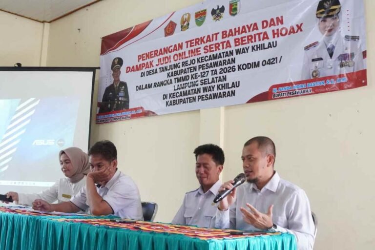 Diskominfotiksan Pesawaran Sosialisasikan Bahaya Judi Online dan Hoaks dalam TMMD ke-127.