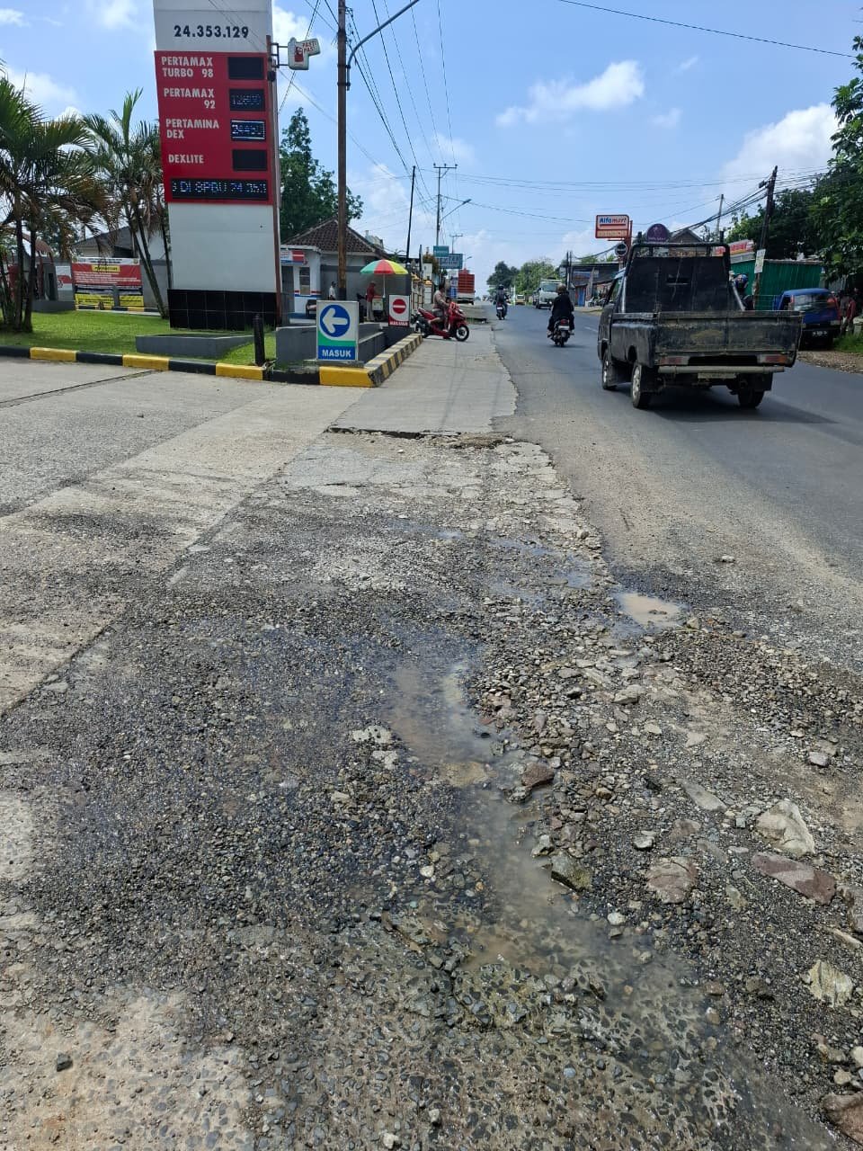 Pipa PDAM Bocor di Depan SPBU Taman Sari Dibiarkan, Warga dan Pengendara Dirugikan