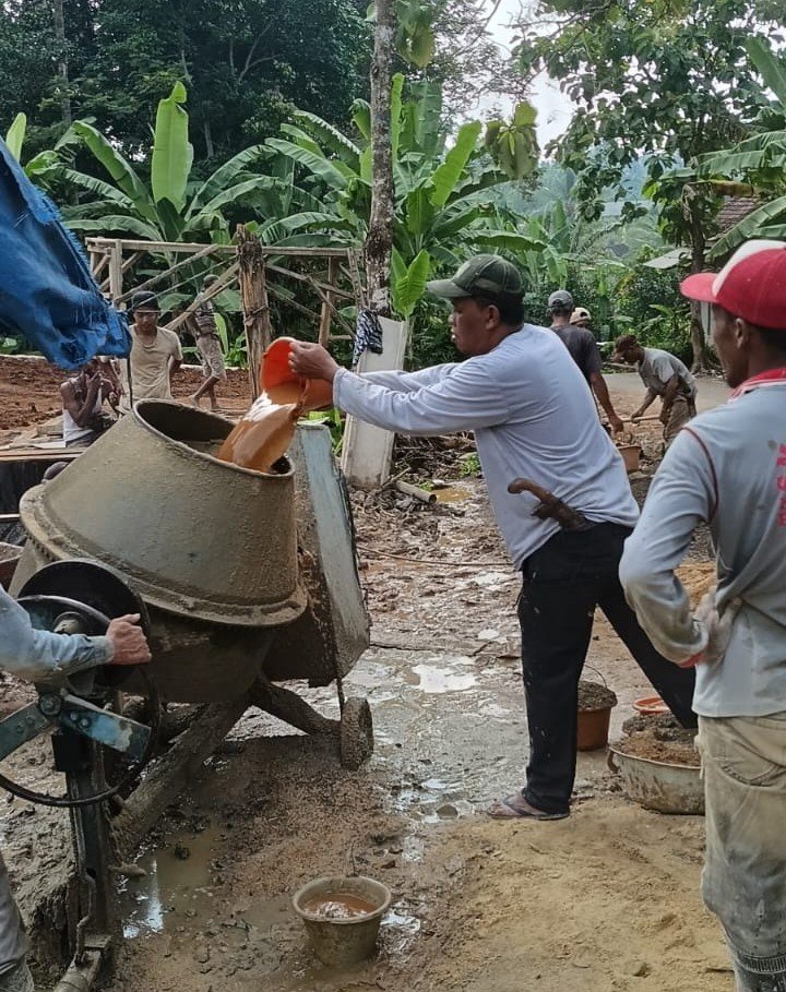 Semangat Gotong Royong Warga Tanjung Agung Jadi Teladan, Upah Padat Karya Disumbangkan Demi Lahan Makam Umum.