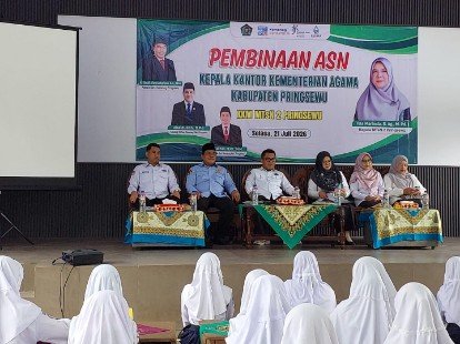 Kepala Kantor Kementerian Agama Kabupaten Pringsewu Berikan Pembinaan ASN di MTsN 2 Pringsewu, Tekankan Integritas, Disiplin, dan Sinergi dengan Media.
